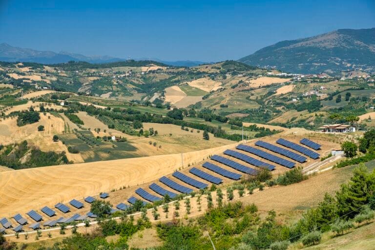 Fotovoltaico a terra nelle aree agricole dopo la sentenza 127/2026